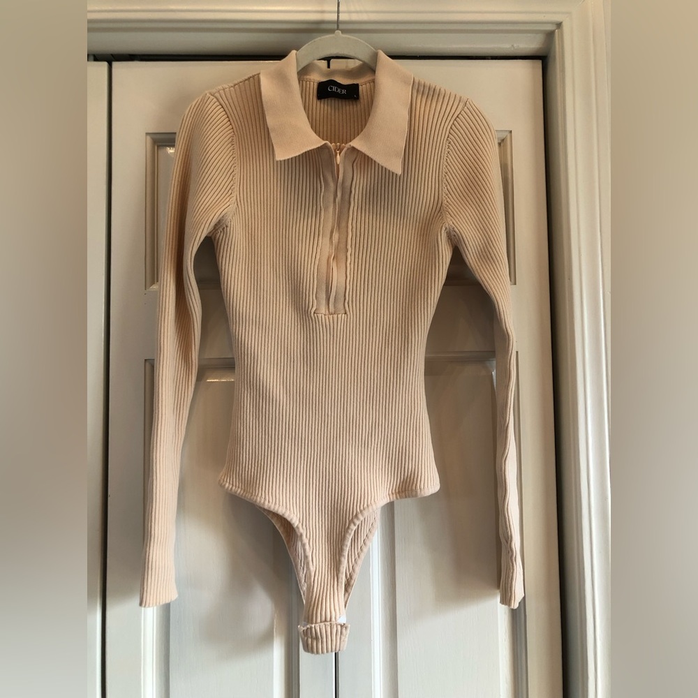 Cider creamy tan 1/4 zip sweater, long sleeve bodysuit, L
